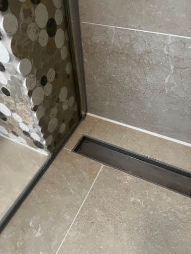 Cement- en kitvoegen vervangen in een inloopdouche