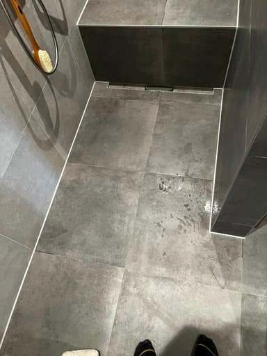Kitwerk van een inloopdouche met zitbank vernieuwd in Zoetermeer