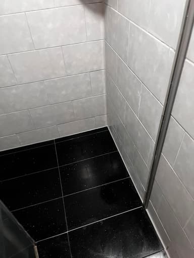 Renovatie kitwerk badkamer en inloopdouche in Amsterdam
