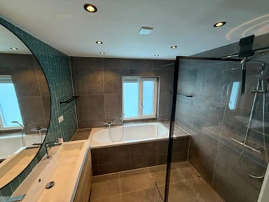 Kitwerk badkamer en ligbad vernieuwd